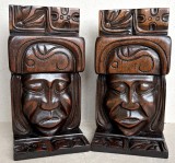 Set 2 suporturi / opritoare de carti, model figurativ Maya, sculptate manual, semnate artist din Honduras
