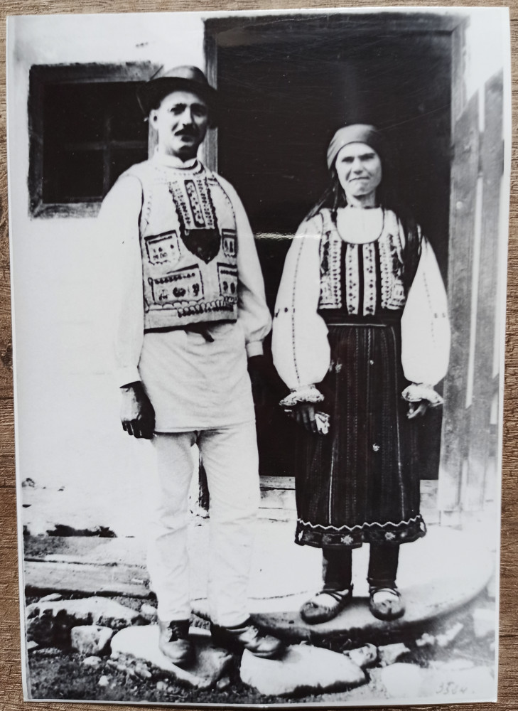 Cuplu de tineri tarani, anii '30// reproducere de epoca, Portrete, Romania  1900 - 1950 | Okazii.ro
