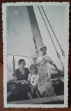 Fotografie Constanta 1932, Familie in Barca cu Panze, Alb Negru, 11x7 cm