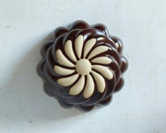 Vas ceramic vintage forma de prajitura guguluf chec, decorata cu floare / decor bucatarie, terasa, restaurant, cofetarie, brutarie, etc