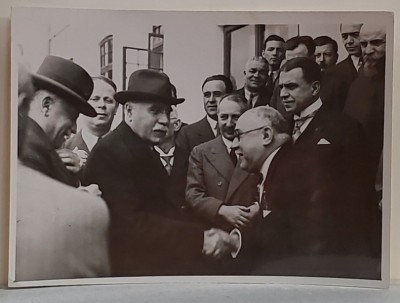 CONSTANTIN I. ANGELESCU , PRIM MINISTRU AL ROMANIEI , INTAMPINAT LA O VIZITA , ANII &amp;#039;30 foto