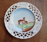 Farfurie rotundă din porțelan Karlsbad cu o scenă cu cerbi, din 1900