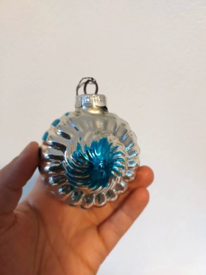 Glob vechi, vintage decor brad / pom de Craciun, sticla, model deosebit, cca 7cm diametru, argntiu cu albastru foto