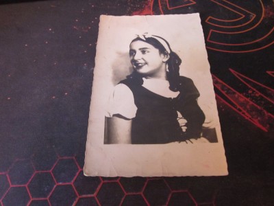 fata cu bentita foto