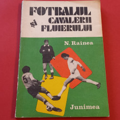 Carte fotbal - "Fotbalul si Cavalerii Fluierului" N. Rainea