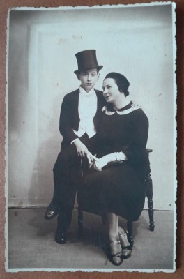 Fotografie tip carte postala, necirculata, femeie cu baietel cu joben, perioada interbelica foto