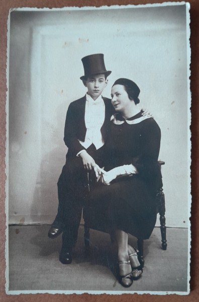 Fotografie tip carte postala, necirculata, femeie cu baietel cu joben, perioada interbelica