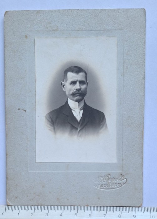 Portret bărbat &ndash; Cabinet card Oppelt, Bucuresci c.1900 &ndash; blind-stamp atelier