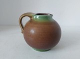 Vas ceramic, carafa mica cu toarta si cioc, hand-made, semnata de autor, 11cm inaltime x 11cm diametru