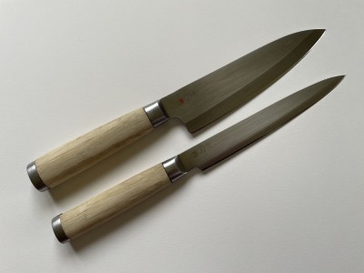 Doua cutite japoneze si profesionale de bucatarie producator HASAKI foto