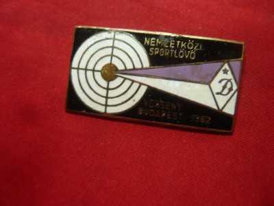 Insigna Sportiva - Dinamoviada de TIR Budapesta 1962 ,L=4cm ,metal si email foto