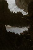Tablou Canvas, "Ploaie de valuri &icirc;ntre st&acirc;nci &icirc;ntunecate", Rocă, Spumă, Apă, Prăpastie, Culoare, Natura, Contrast, Forme, Ocean, Valuri, 26 x 39 cm, C
