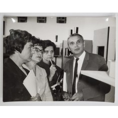 REGIZORUL RUS YURI KORDONSKI IN VIZITA LA STUDIOURILE CINEMATOGRAFICE DIN PRAGA , ANII &#039;70 , FOTOGRAFIE *