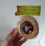 Maimutica Monchhichi mic, cu palarie de paie sombrero, suvenir (kiki, moncicci, moncici), Made in Korea,