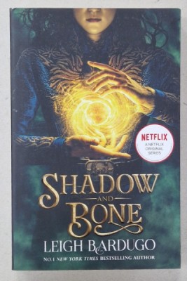 SHADOW AND BONE by LEIGH BARDUGO , 2012 foto