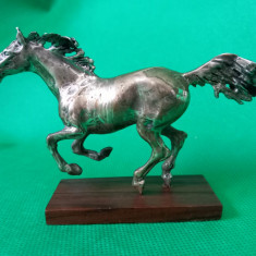 statuetă din argint redând un cal în mișcare