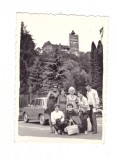 Mica poza de familie cu castelul Bran in fundal