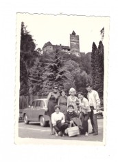 Mica poza de familie cu castelul Bran in fundal
