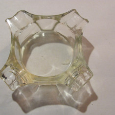 CY - Scrumiera (mai) veche din sticla / prezinta o ciobitura