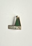 Insignă Rară &bdquo;Amicii Drumeției 74&rdquo; &ndash; Turism Montan / Vintage RSR