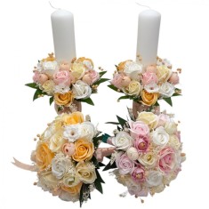 Set nunta, 2 lumanari personalizabile cu nume si data, 40 cm cu aranjament frontal, 2 buchete medii cu 17 trandafiri (Multicolor)