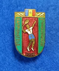 Insigna - PIONIER - CAMPIONATELE INTERNATIONALE de TENIS 1958