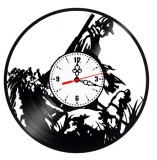 Ceas de perete decorativ din disc de vinil, Model V&acirc;nătoare de Rațe pe Baltă, Negru, 30 cm