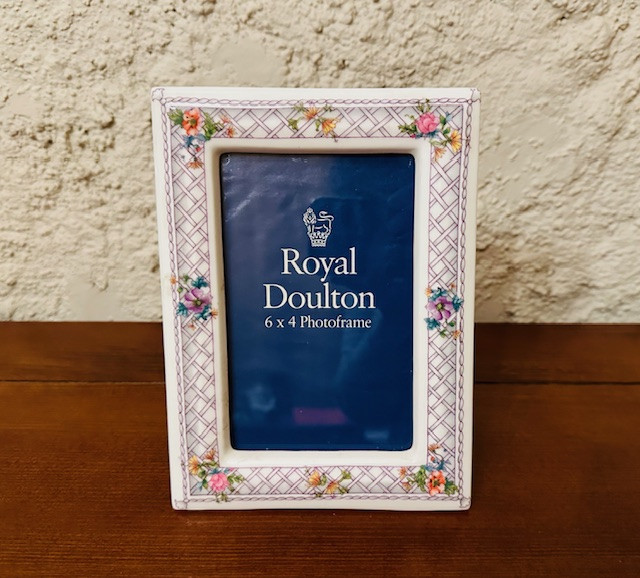 RAMA FOTO DIN PORTELAN FIN ENGLEZESC- ROYAL DOULTON H19CM