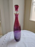 Decantor vintage sticlă roz lucrat manual, Rom&acirc;nia anii &rsquo;50, cu dop original, 27 cm