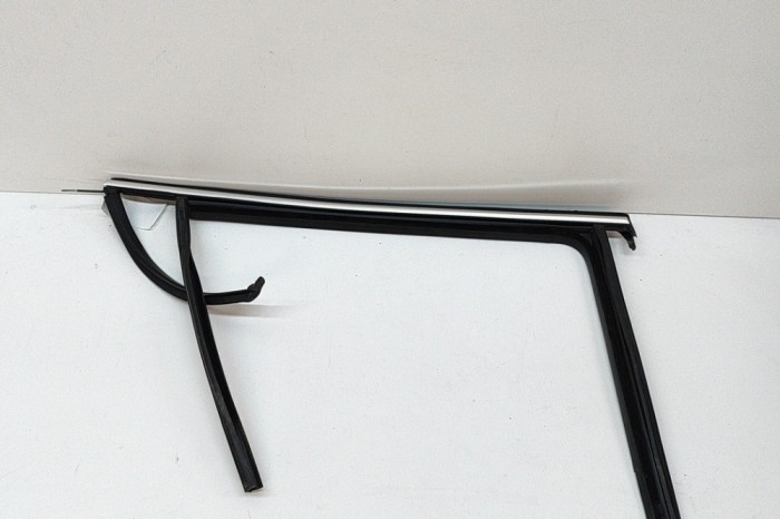 Bandou superior ușă dreapta spate VW PASSAT Variant B8 3G5 2021 OEM: 3G9839432 25236766