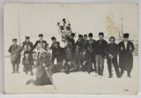 GRUP DE COLINDATORI SI FORMATIE CU INSTRUMENTE , FOTOGRAFIE DE GRUP , ANII &#039;60
