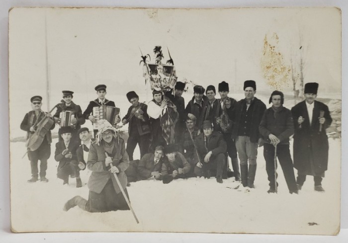 GRUP DE COLINDATORI SI FORMATIE CU INSTRUMENTE , FOTOGRAFIE DE GRUP , ANII &#039;60