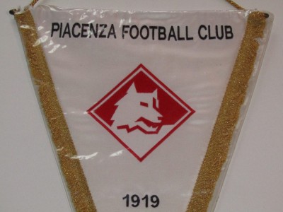 Fanion fotbal de protocol (brodat) - PIACENZA FC (Italia) dimensiuni 44x30cm) foto