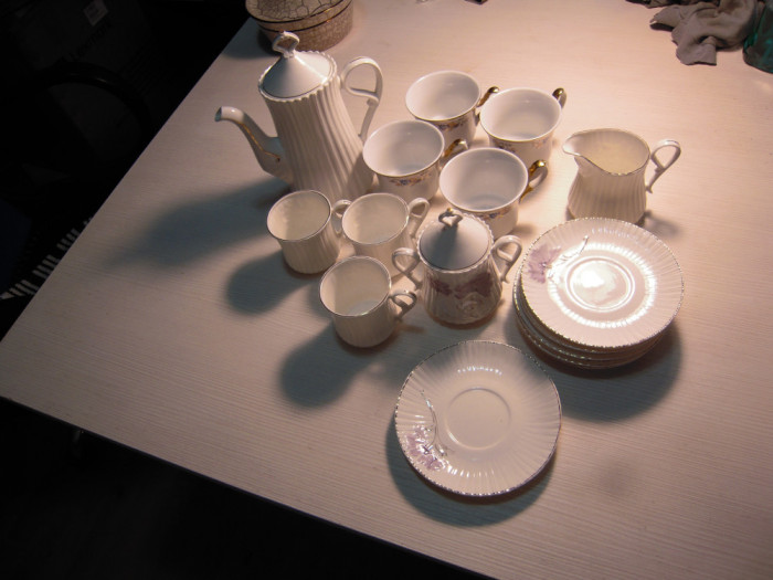 Set din portelan pentru servit ceai/cafea (ce se ved in imagini), 16 piese