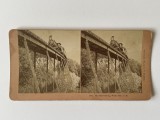 Rar!!! STEREOGRAFIE veche LOCOMOTIVA pe pod cale ferata, anii 1891, USA, America de Nord, Sepia, Transporturi