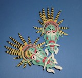 Doua masti din plastic Africa tribul Zulu posibil fabricant Jecsan deosebite culori vii 11 cm h lost15