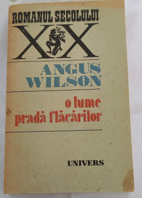 Angus Wilson - O lume pradă flăcărilor foto