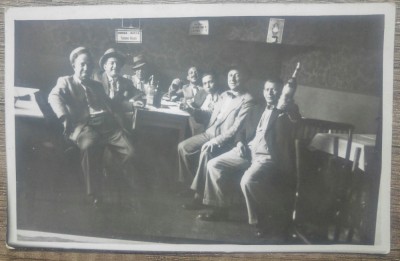 Petrecareti, interior de local romanesc din perioada interbelica// foto tip CP foto