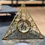 Cumpara ieftin Ceas de Masă Piramidal din Metal &ndash; Design Modern și Sofisticat