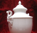 VAZA PORTELAN CU CAPAC TIP URNA DECOR BERBEC 25 CM