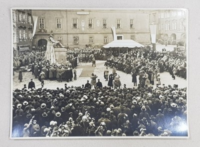 DEZVELIREA UNUI MONUMENT LA PRAGA , ADUNARE POPULARA , FOTOGRAFIE MONOCROMA , PE HRATIE LUCIOASA , PERIOADA INTERBELICA foto