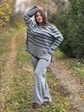 Compleu dama gri tricotat cu gat rotund si dungi orizontale pe bluza