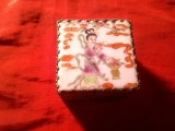 Caseta veche China , metal argintat , cu fata portelan pictat manual si oglinjoara in capac , dim. =4,5x3,4cm