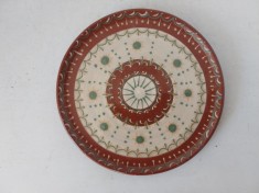 Farfurie ceramica (lut) realizata si pictata manual, semnata SS Handarbeit, 18cm diametru, cu loc pentru agatatoare