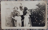 Portret de familie cu copii din Romania interbelica// foto tip CP