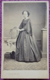 Fotografie pe carton, femeie in rochie lunga, sfarsit de secol XIX