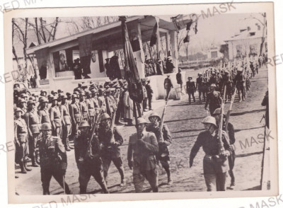 5569 - SINAIA Regele MIHAI, defilarea armatei (18/13 cm) - old Press Photo 1941 foto