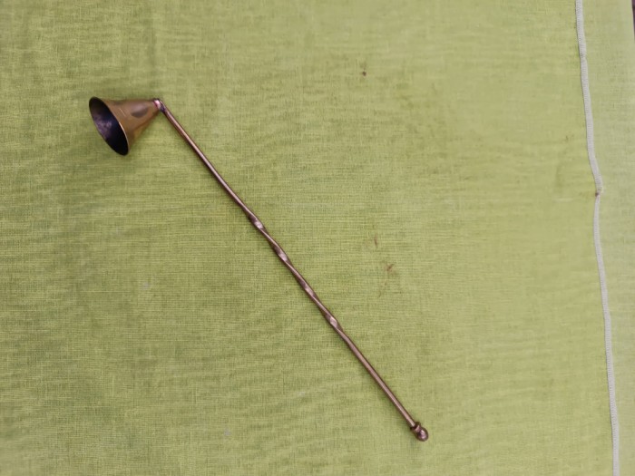 Stingator de lumanari din alama, suedez