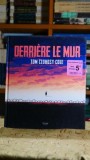 Carte Derriere le mur - Tom Clohosy Cole, Editura Kimane, 2023, 40 pagini, Literatura straina, Romane celebre, Carti de colectie
