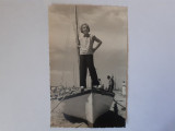 Fotografie dimensiune CP cu fată din Italia &icirc;n barcă pe plajă